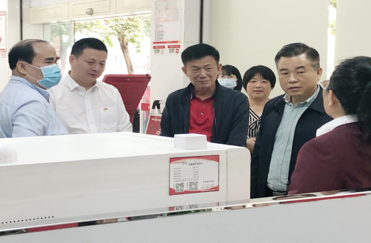 文昌市人大調(diào)研組蒞臨文昌農(nóng)商銀行調(diào)研社會(huì)保障卡工作