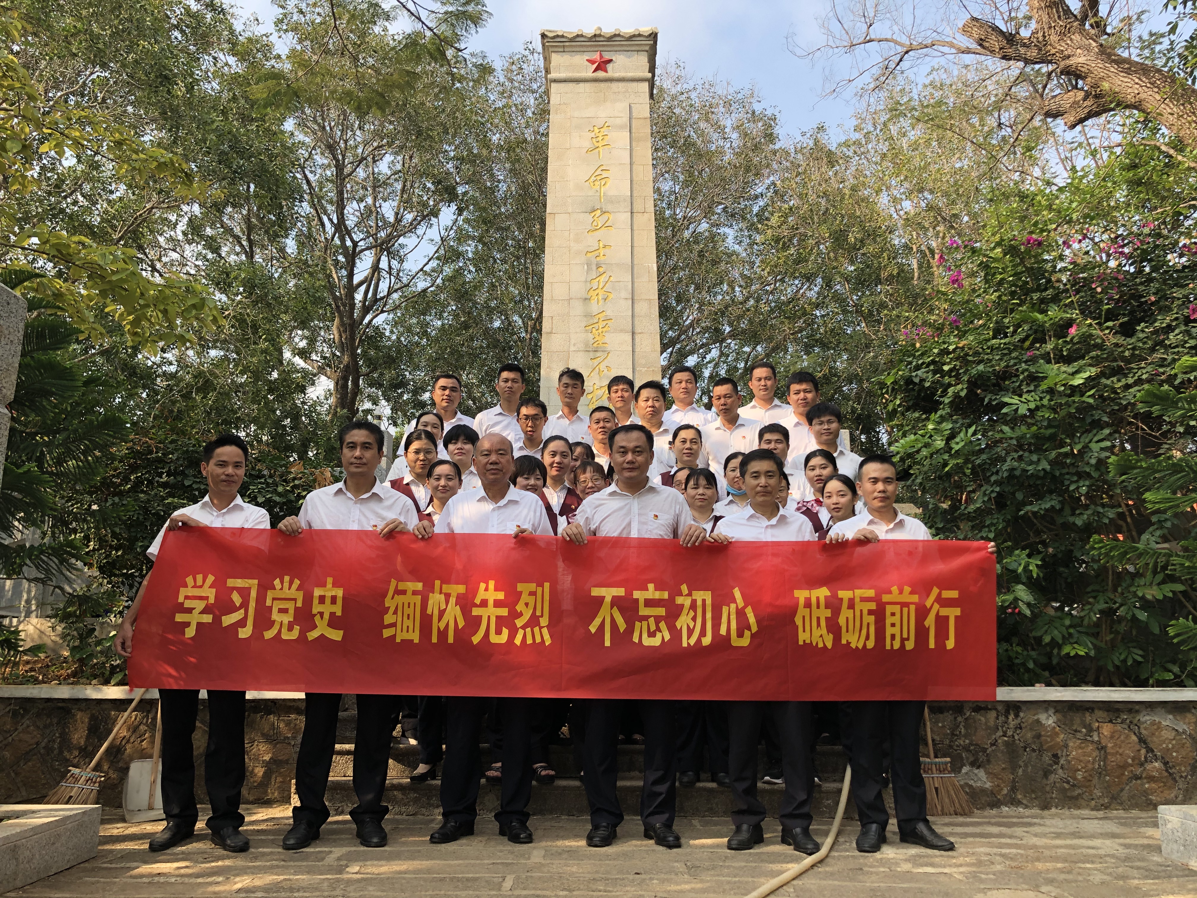 學(xué)習(xí)黨史 緬懷先烈 陵水聯(lián)社開展清明祭掃烈士陵園活動