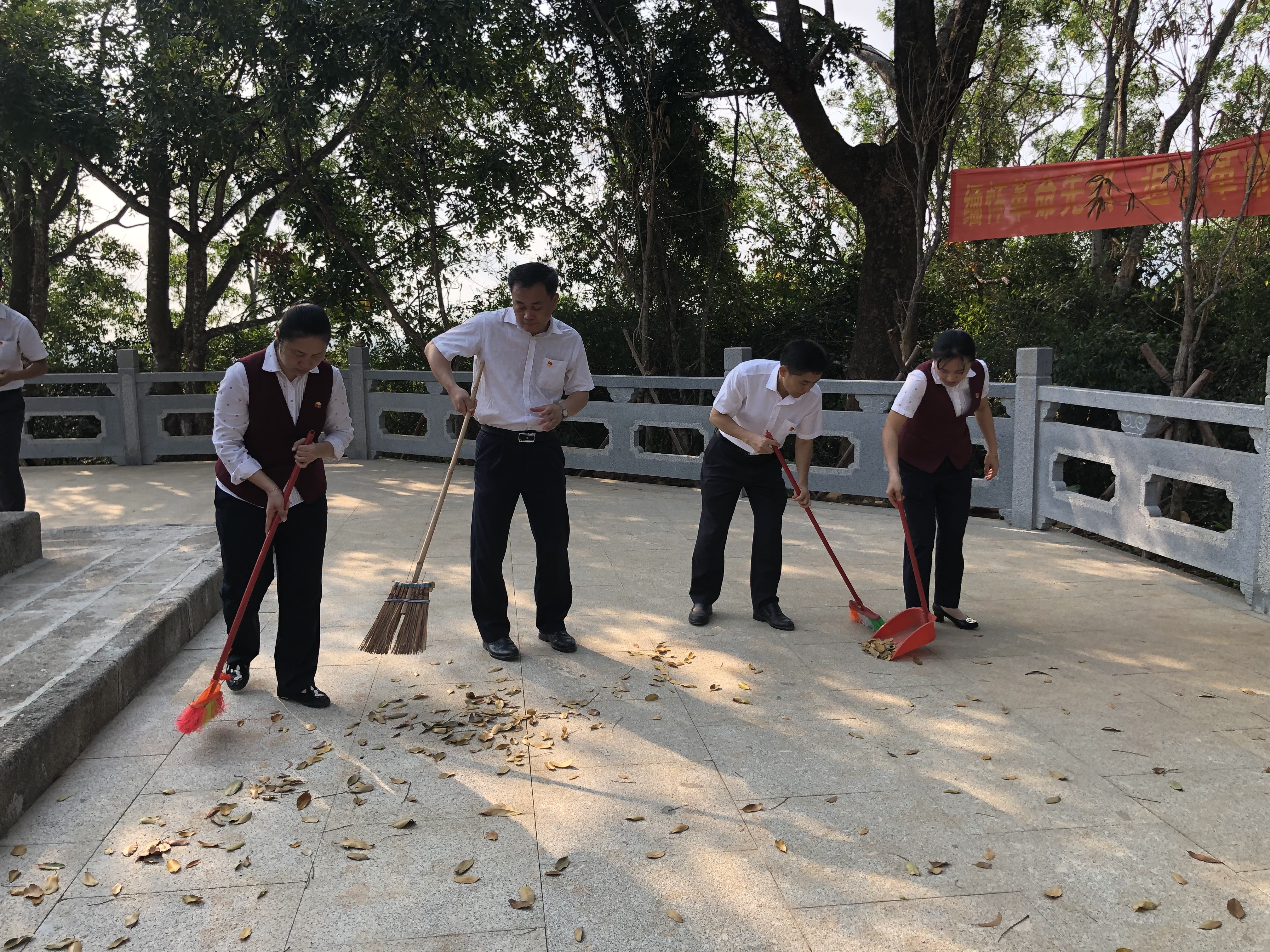 學(xué)習(xí)黨史 緬懷先烈 陵水聯(lián)社開展清明祭掃烈士陵園活動