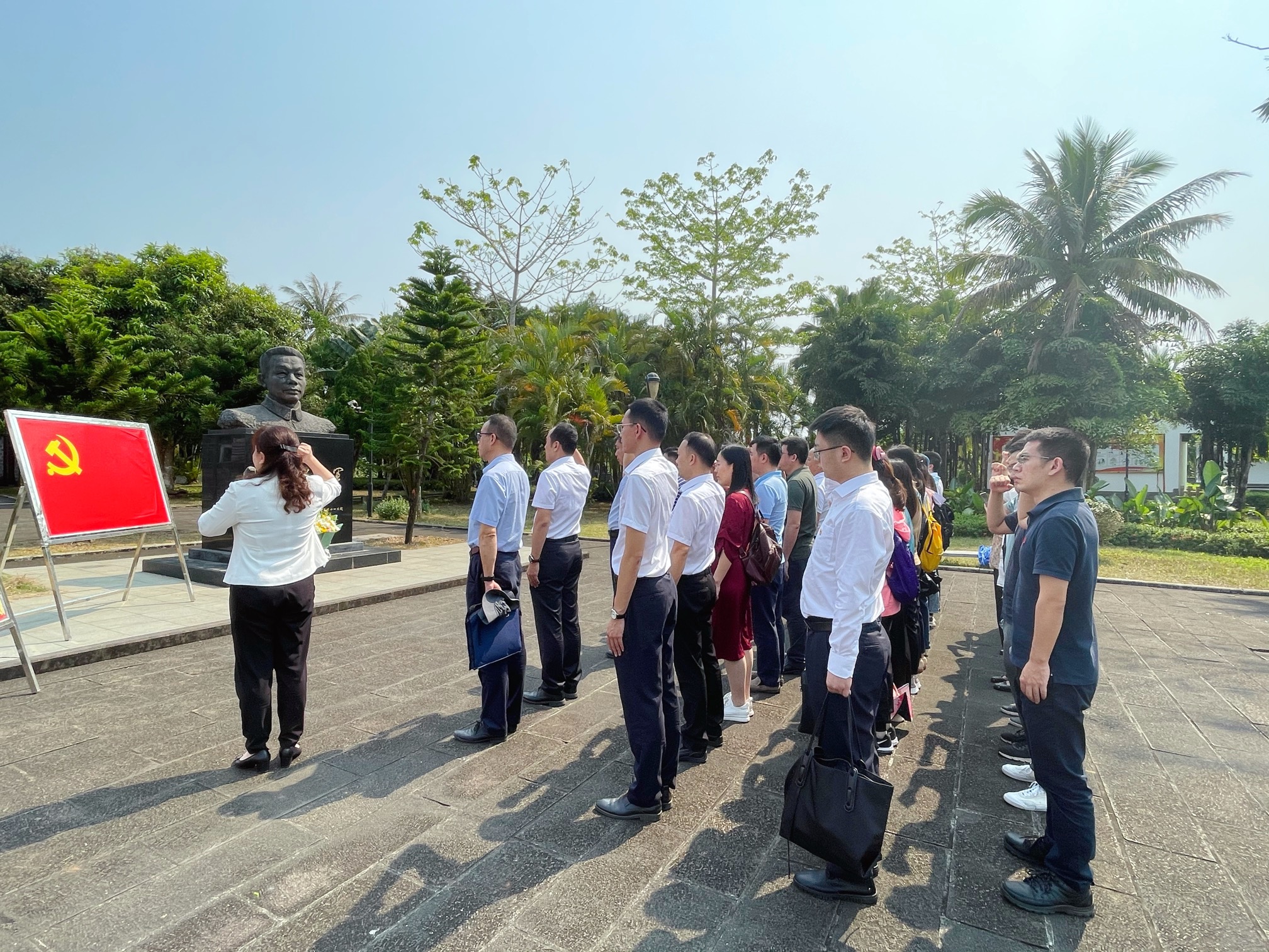 ?？谵r(nóng)商銀行聯(lián)合海南銀保監(jiān)局前往云龍鎮(zhèn)開(kāi)展黨建共建活動(dòng)  聚焦鄉(xiāng)村振興工作實(shí)事  共同推動(dòng)黨史學(xué)習(xí)教育走深走實(shí)