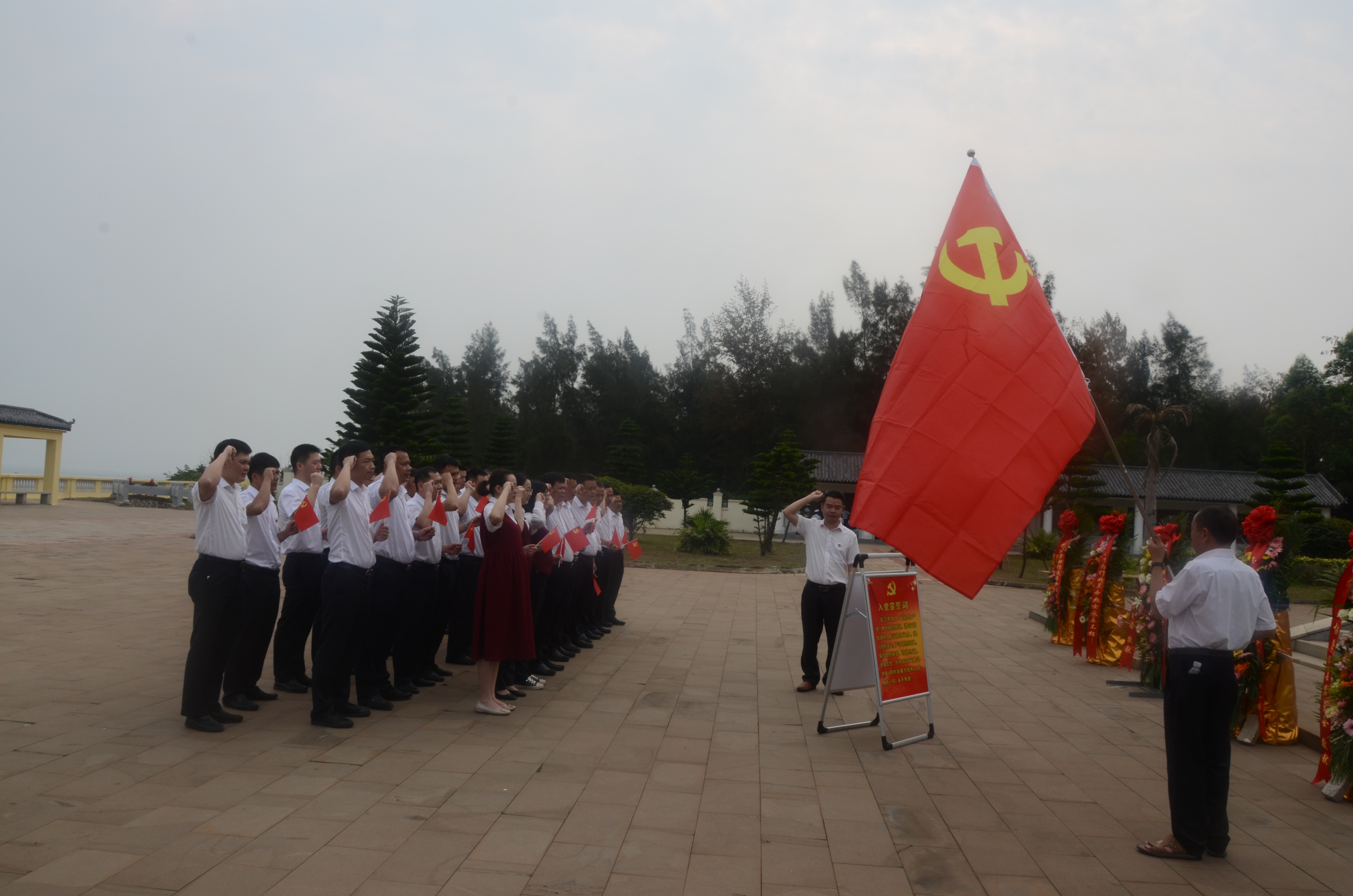 澄邁農(nóng)商銀行開展 “祭先烈 學黨史 悟思想” 主題黨日活動 澄邁農(nóng)商銀行開展 “祭先烈 學黨史 悟思想” 主題黨日活動