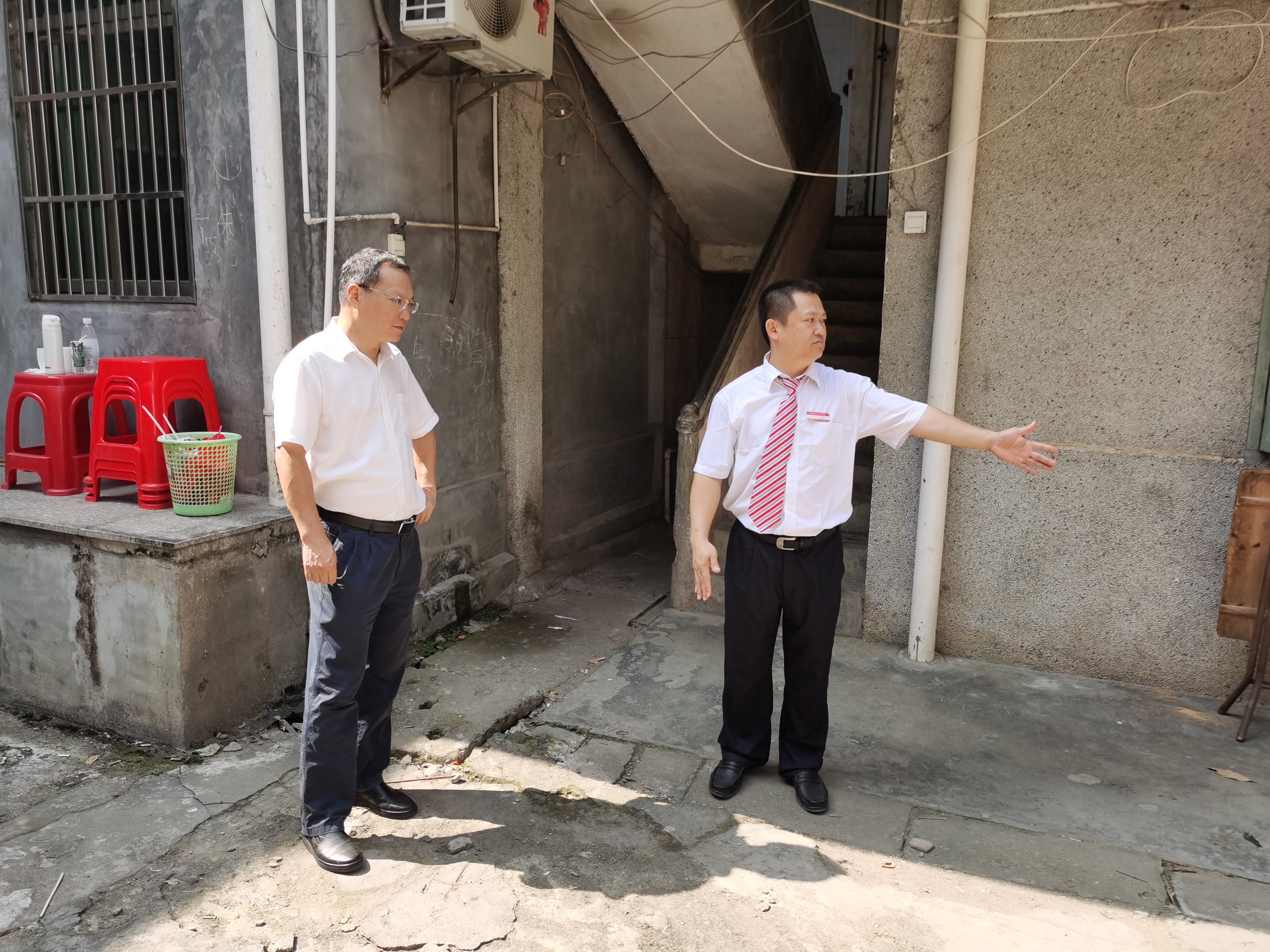 定安聯(lián)社黨委副書記、主任符邱帶隊(duì)深入基層網(wǎng)點(diǎn)調(diào)研