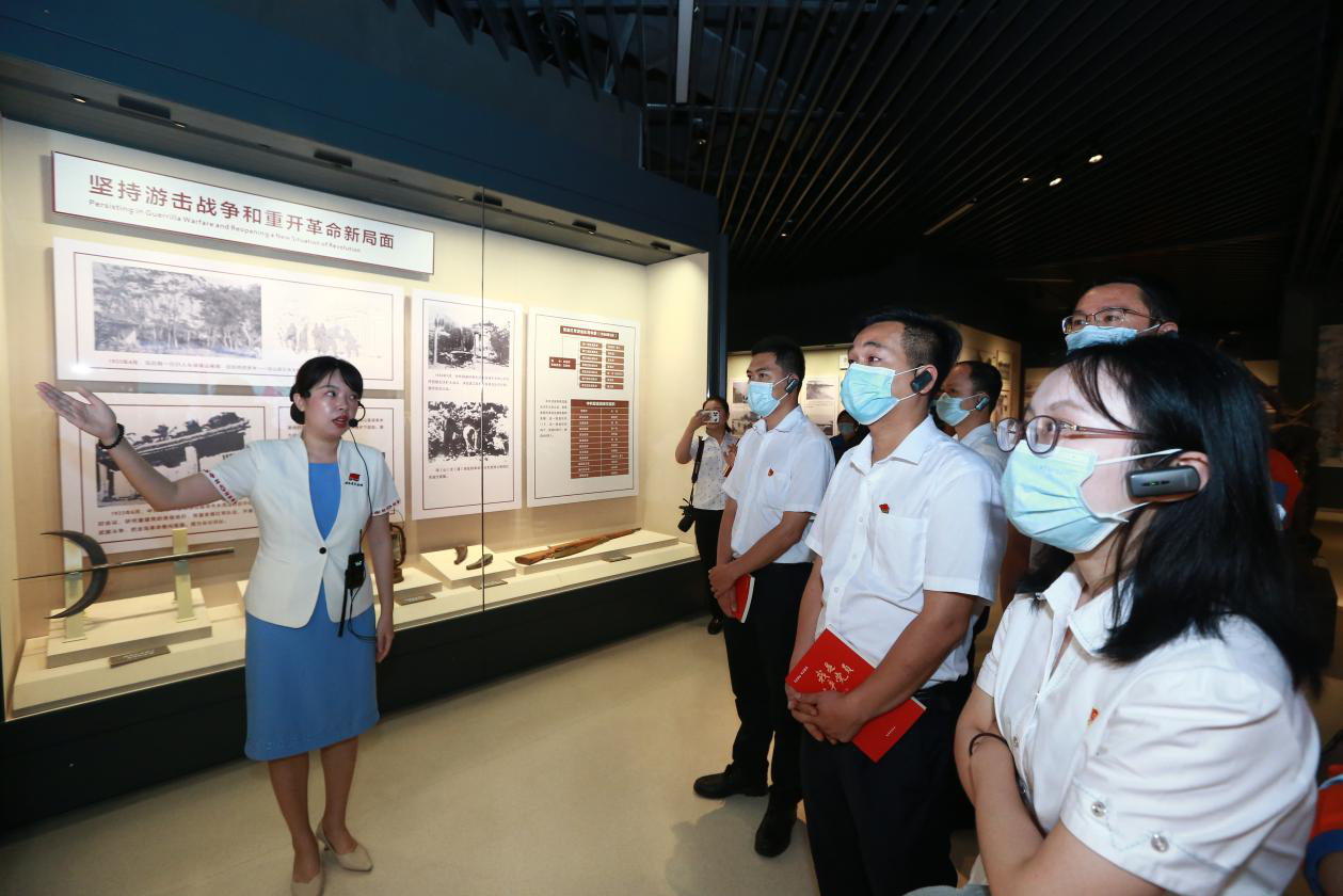 海口農商銀行組織開展“世界讀書日”一起讀黨史專題活動