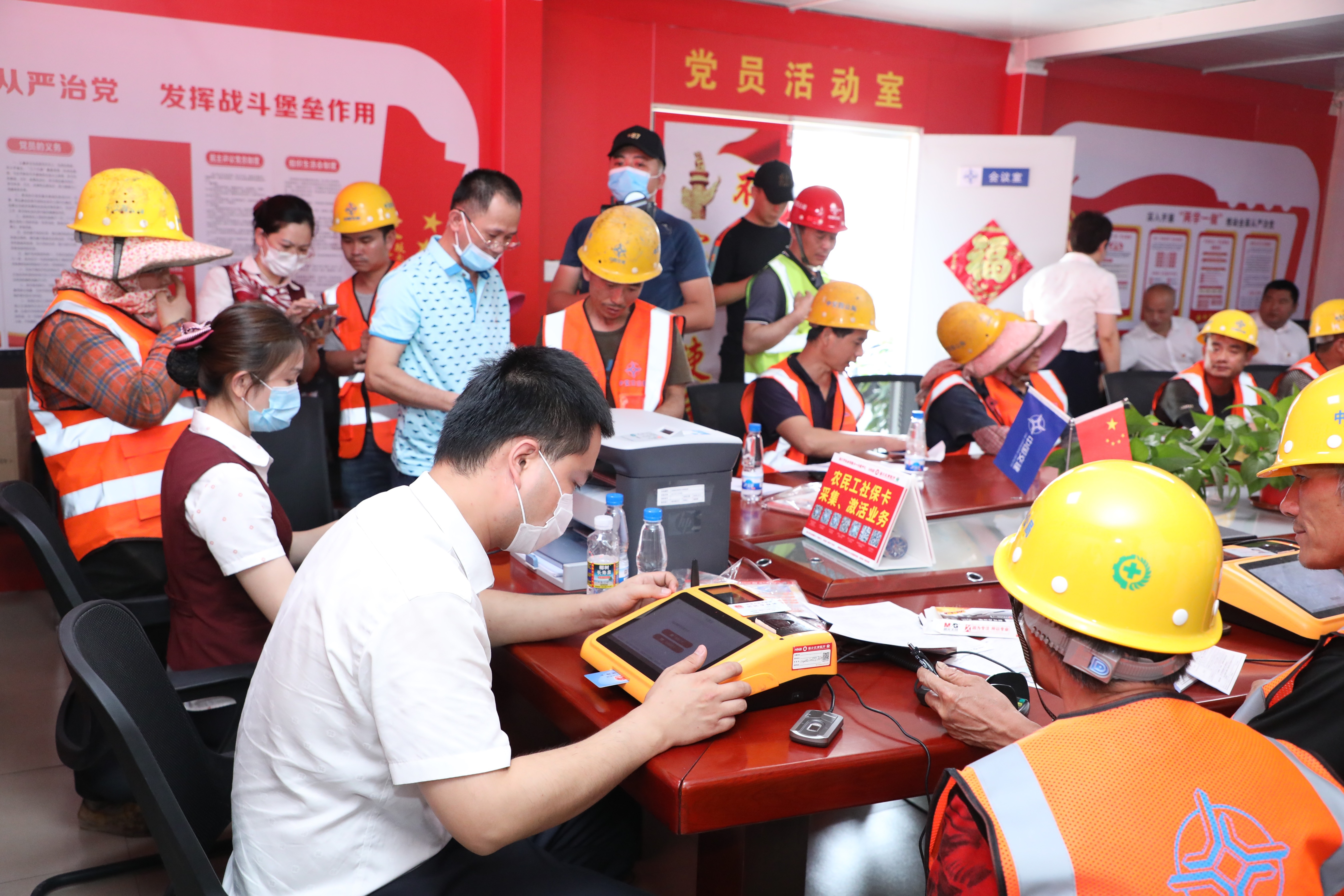 學黨史 辦實事 ?？谵r(nóng)商銀行聯(lián)合當?shù)卣块T開展農(nóng)民工基礎(chǔ)信息數(shù)據(jù)采集調(diào)研和社?？òl(fā)行上門服務(wù)