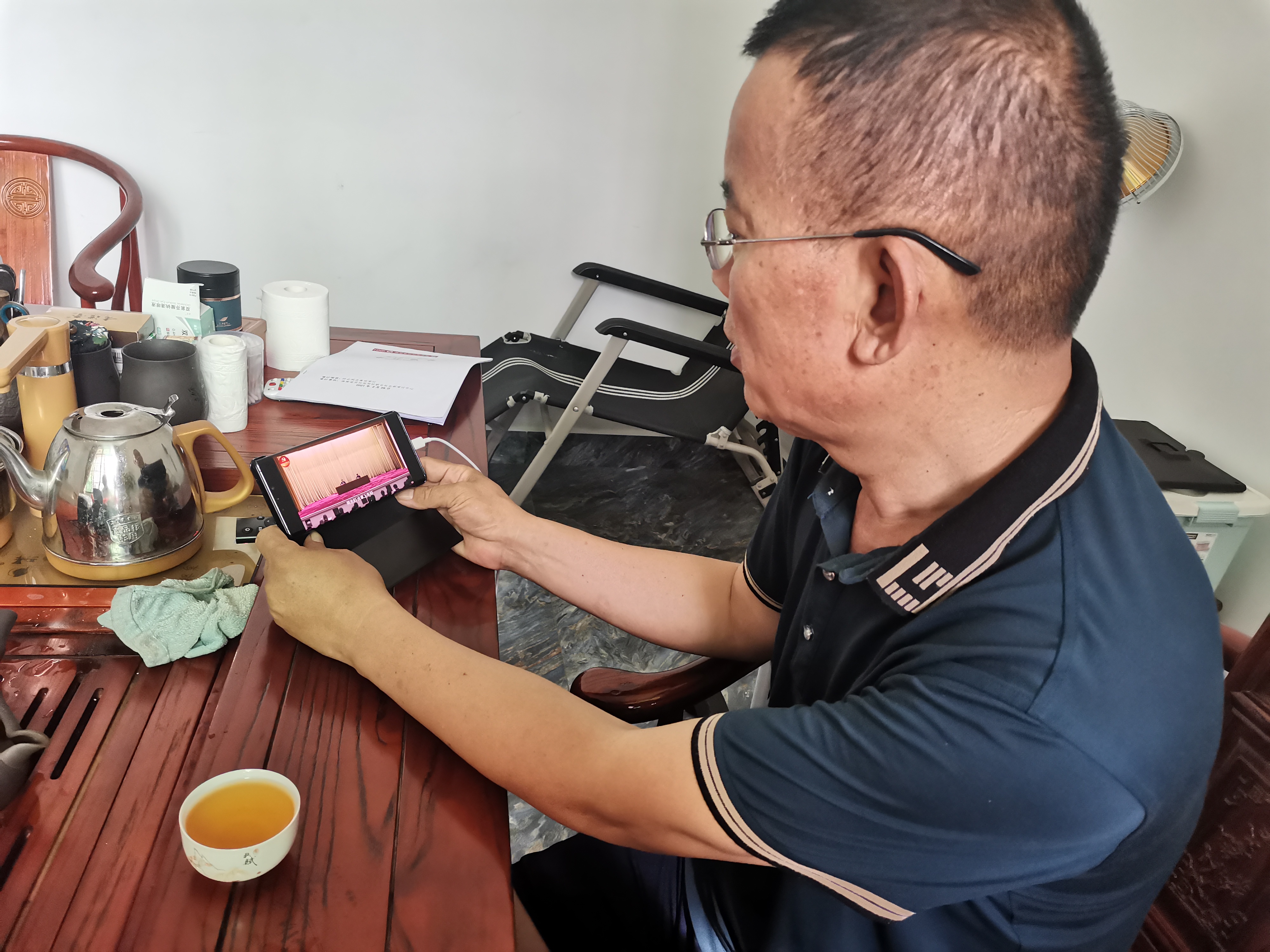 屯昌農(nóng)商銀行為“離退休干部”送書到家、送學(xué)上門