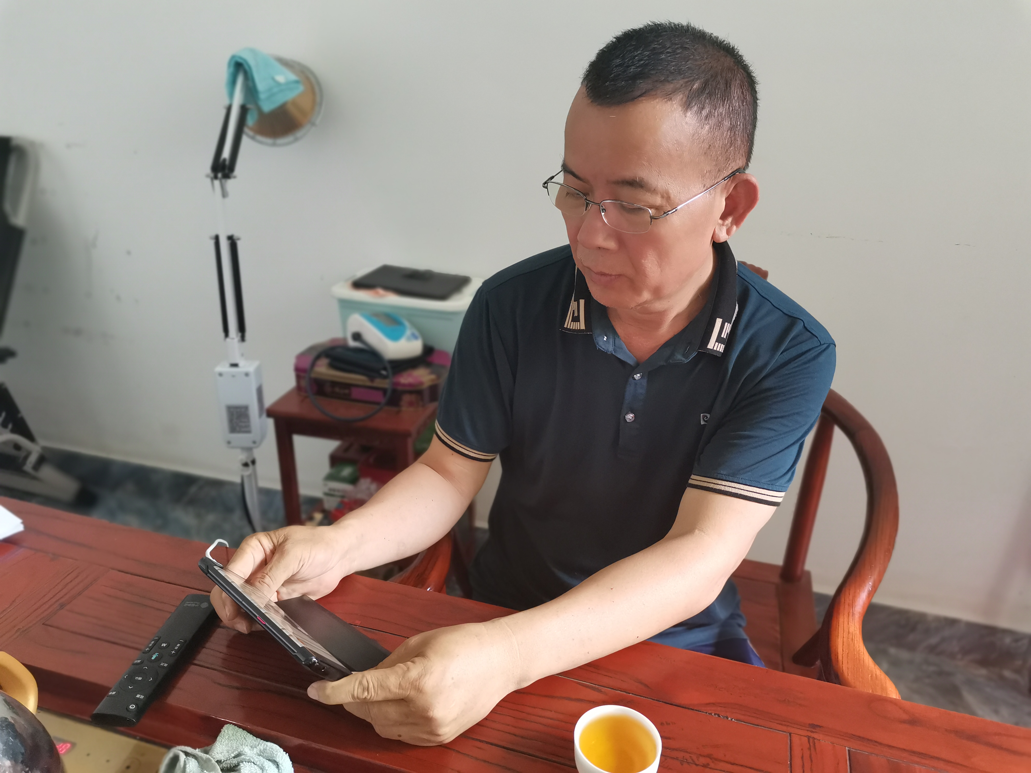 屯昌農(nóng)商銀行為“離退休干部”送書到家、送學(xué)上門