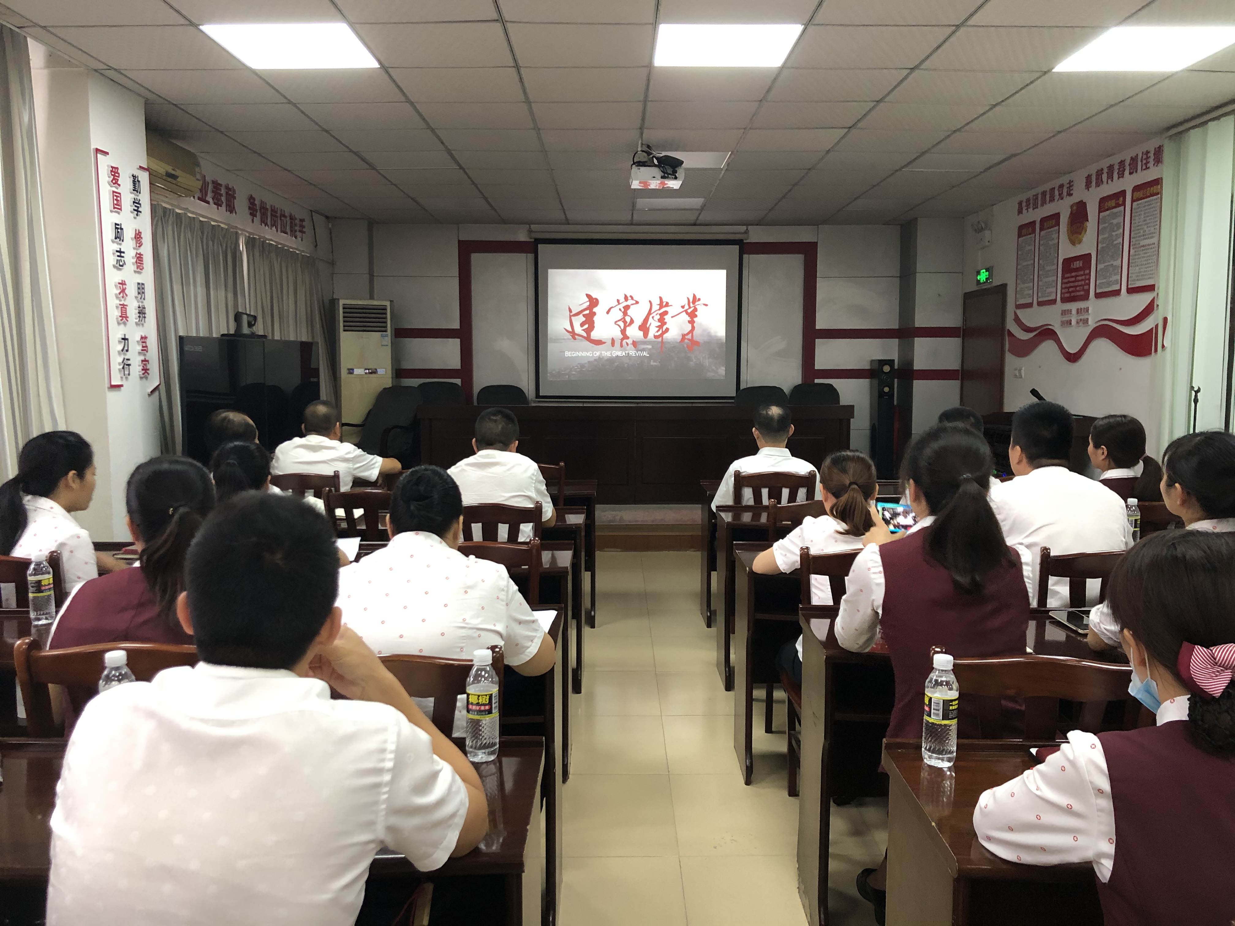 保亭聯(lián)社開展“看紅色電影 重溫建黨百年輝煌” 系列觀影活動(dòng)