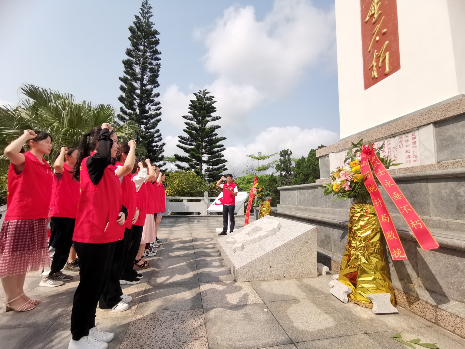 萬寧農商銀行團總支開展 “學黨史、強信念、跟黨走”五四主題團日活動