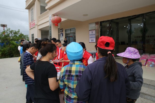 我為群眾辦實(shí)事│儋州農(nóng)信社五四青年節(jié)開展“晴暖童心”志愿服務(wù)活動