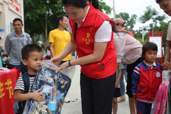 我為群眾辦實事│儋州農(nóng)信社五四青年節(jié)開展“情暖童心”志愿服務(wù)活動