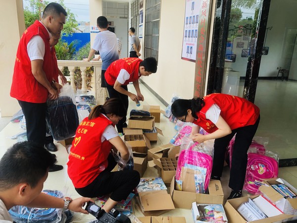 我為群眾辦實事│儋州農(nóng)信社五四青年節(jié)開展“情暖童心”志愿服務(wù)活動