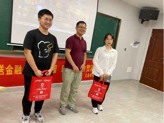 【我為群眾辦實事】奉獻(xiàn)青春力量 送金融知識進(jìn)校園 助力海南自貿(mào)港建設(shè)