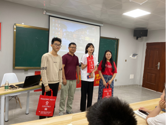 【我為群眾辦實事】奉獻(xiàn)青春力量 送金融知識進(jìn)校園 助力海南自貿(mào)港建設(shè)