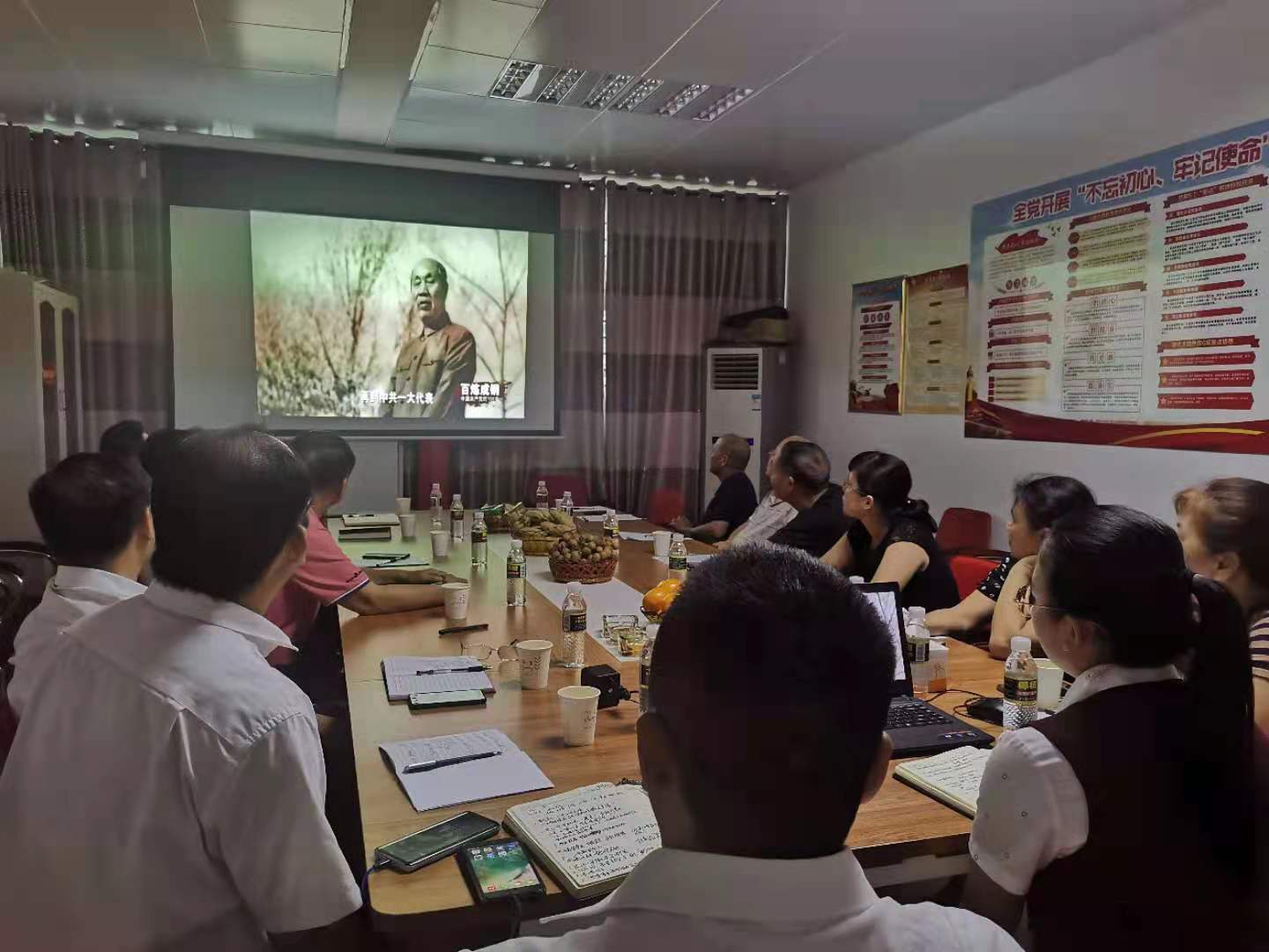 臨高農(nóng)商銀行召開(kāi)“我看建黨百年新成就”退休老同志專(zhuān)題座談會(huì)