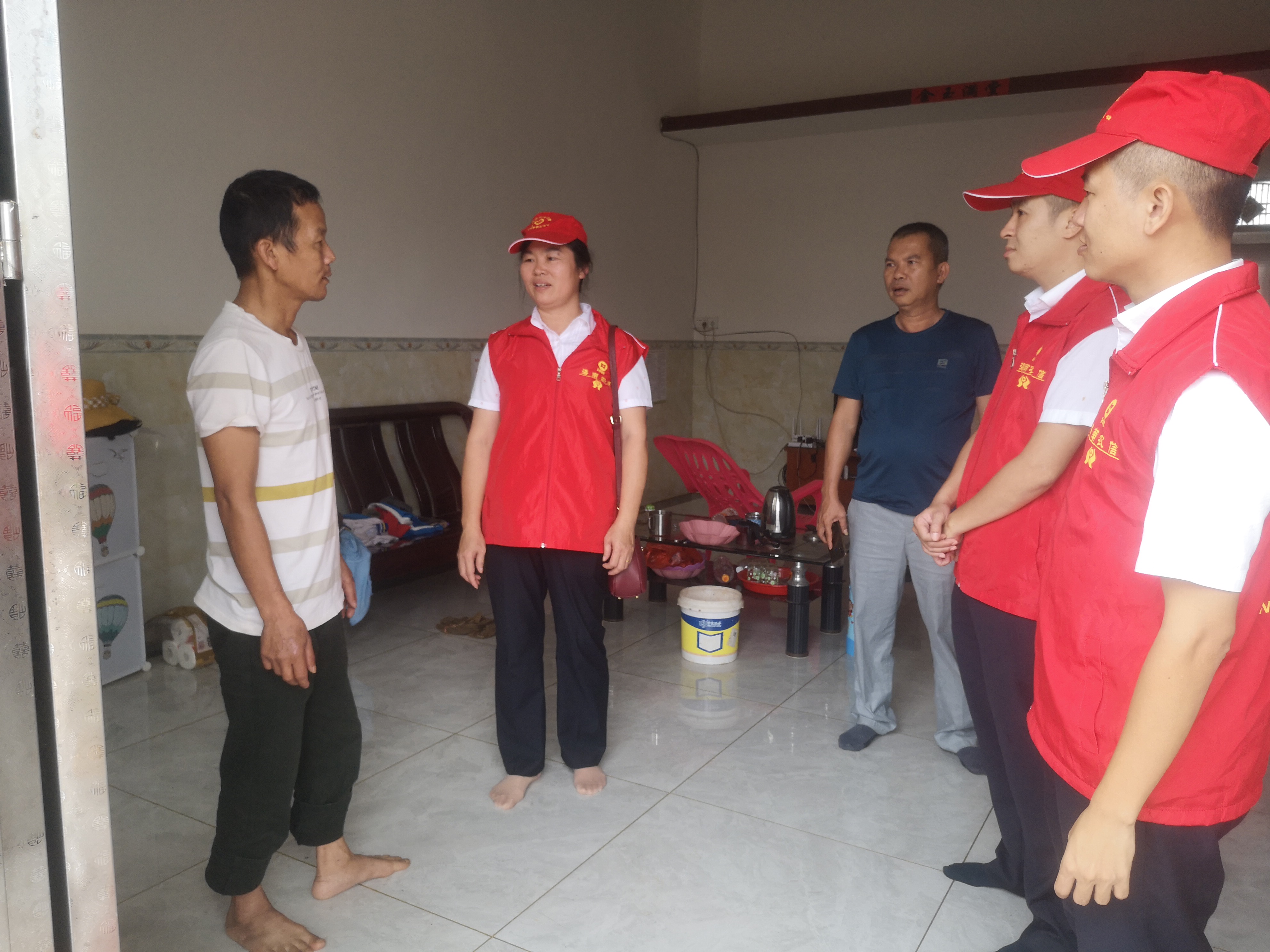 臨高農(nóng)商銀行團(tuán)總支深入頭文村開展“我為群眾辦實(shí)事”志愿服務(wù)活動(dòng)