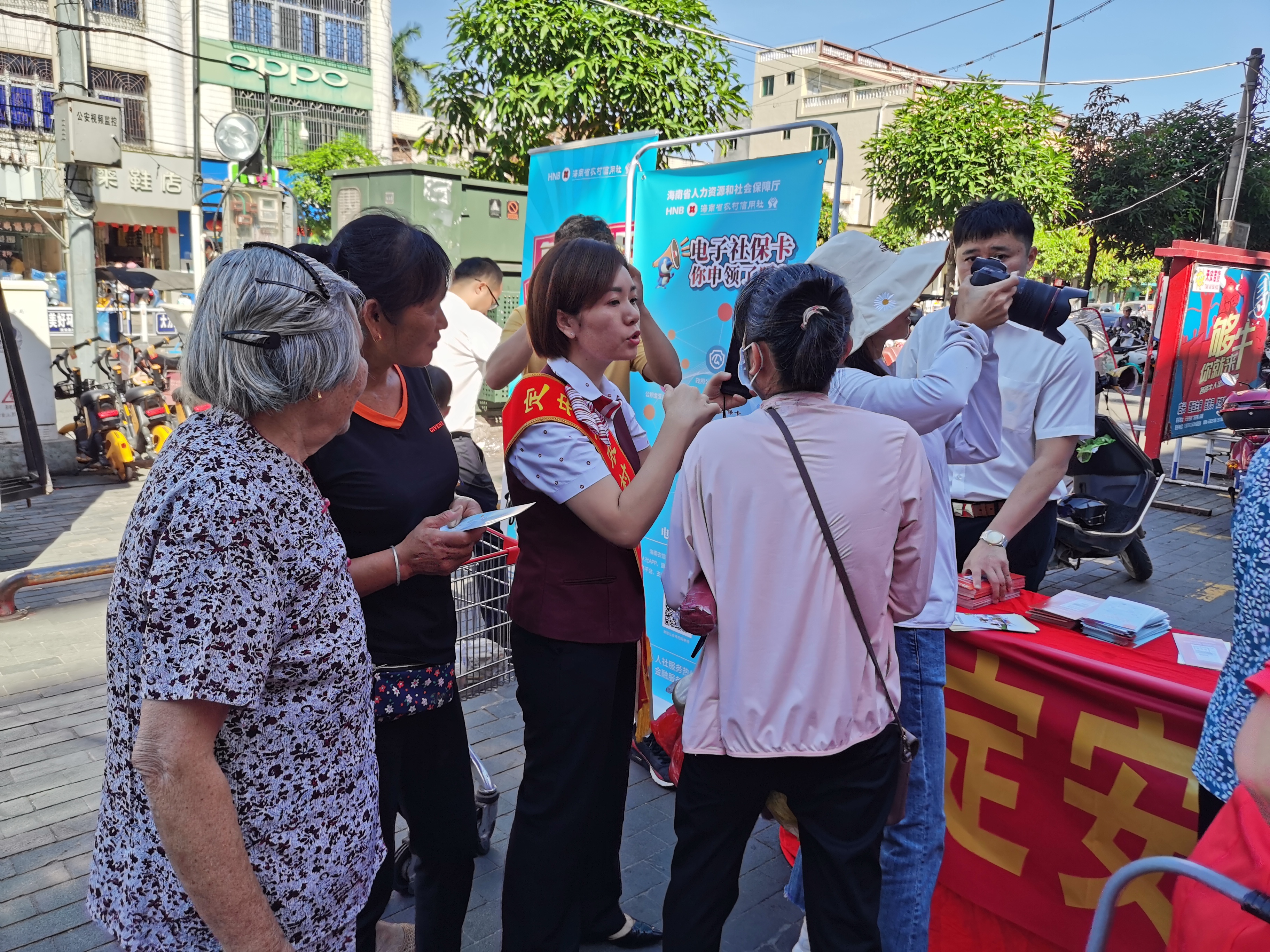 學(xué)史力行：定安聯(lián)社與縣人社局、一卡通中心聯(lián)合開展電子社?？☉?yīng)用推廣活動