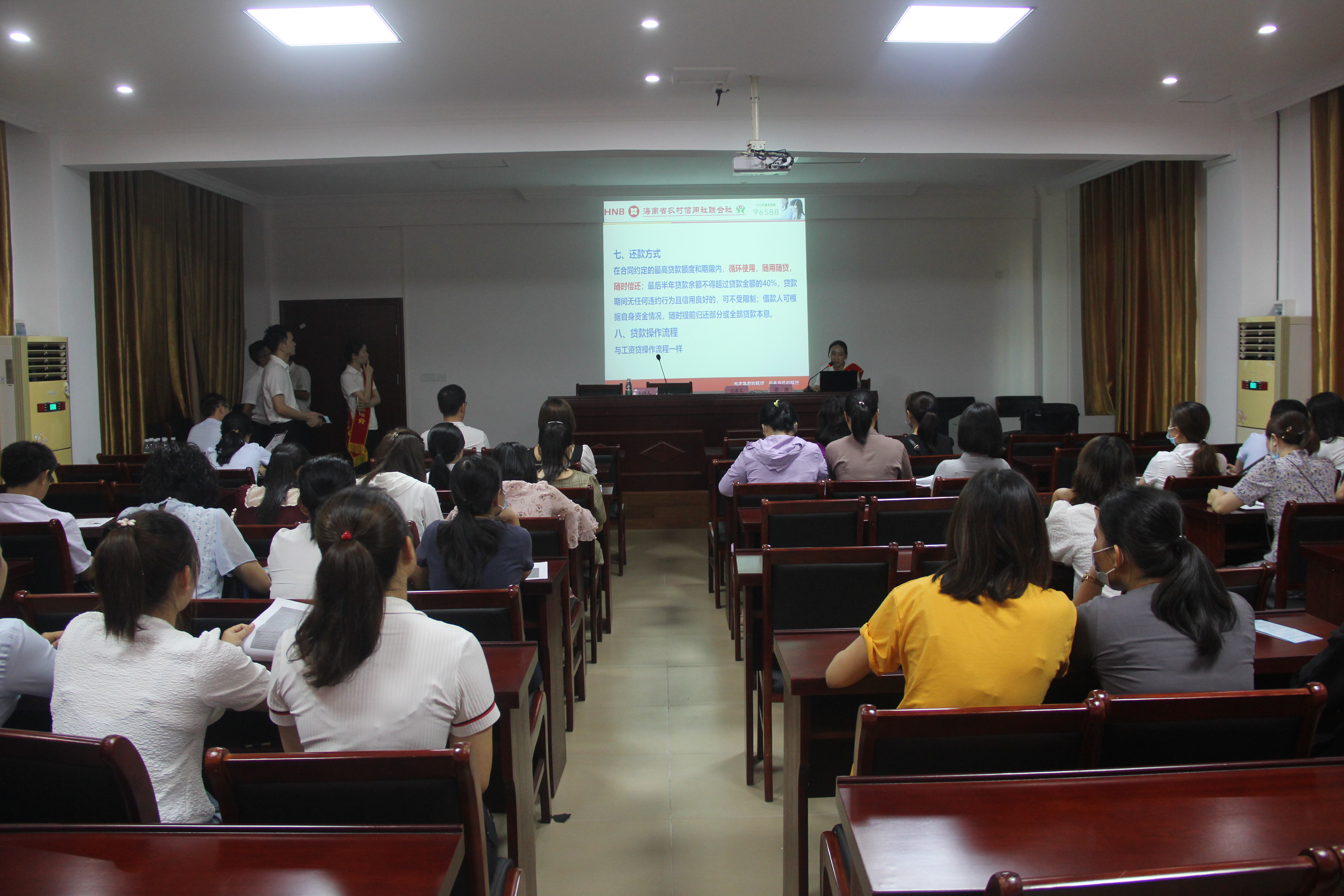 為群眾辦實(shí)事，送“貸”進(jìn)單位—— 陵水聯(lián)社積極開展“一小通”系列產(chǎn)品宣傳月活動(dòng)