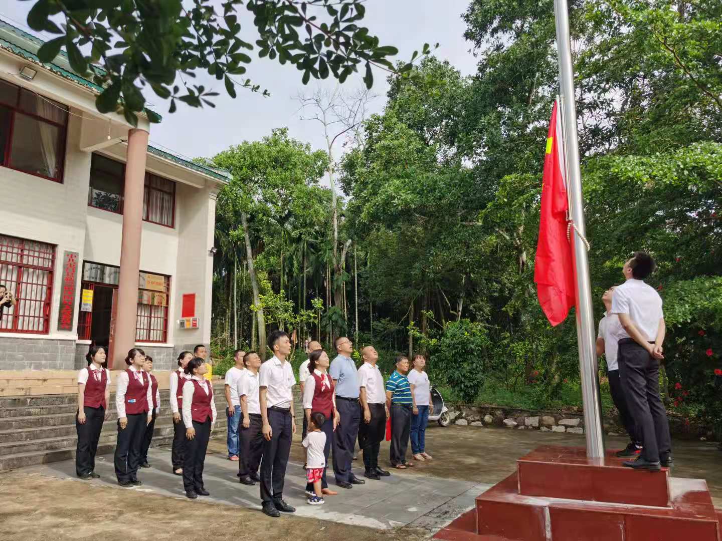 屯昌農(nóng)商銀行開(kāi)展“傳承紅色基因  共建文明村鎮(zhèn)”活動(dòng)