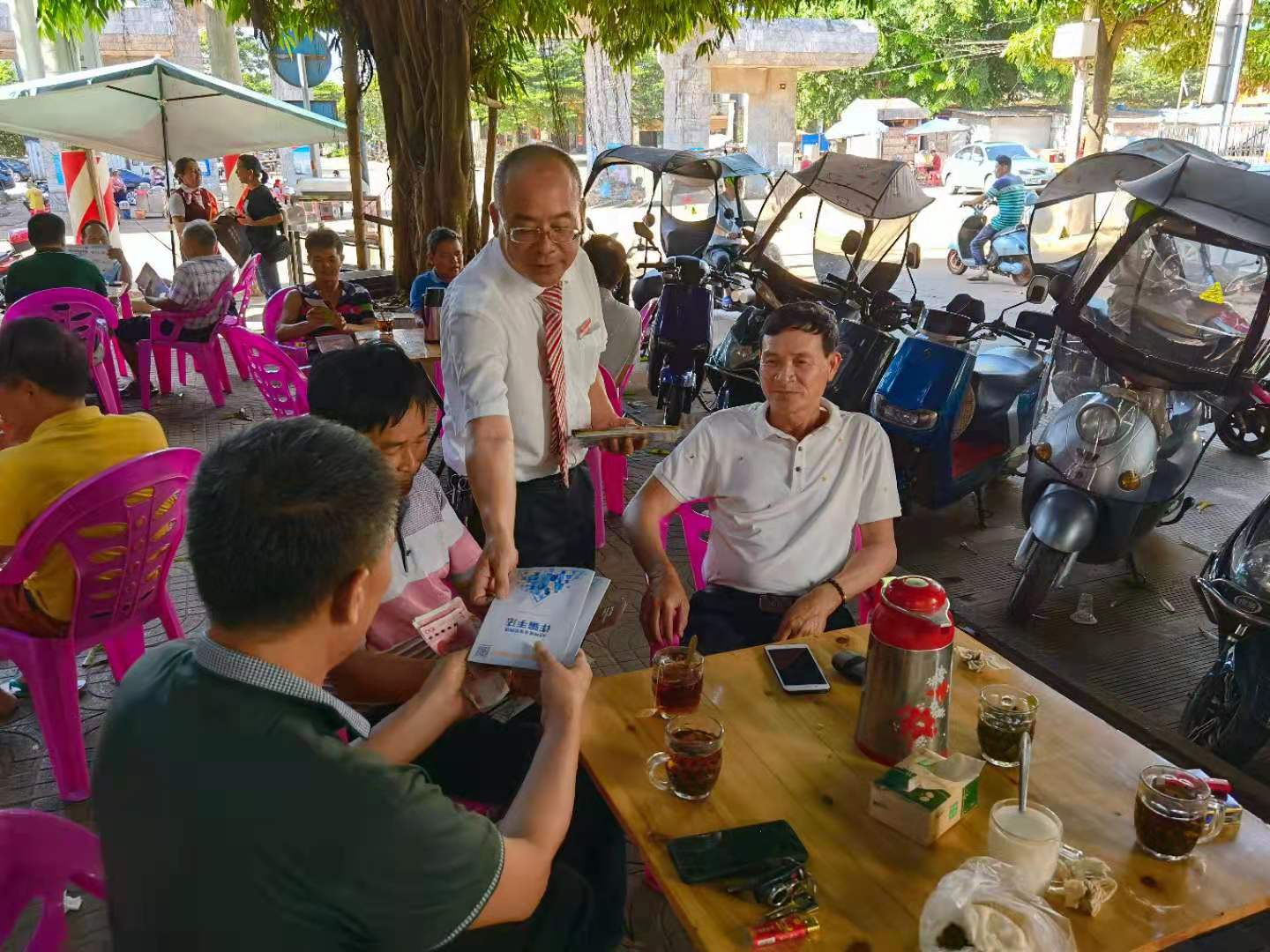 澄邁農(nóng)商銀行開展“我為群眾辦實事——嚴厲打擊詐騙犯罪_維護社會城鄉(xiāng)體系”宣傳活動