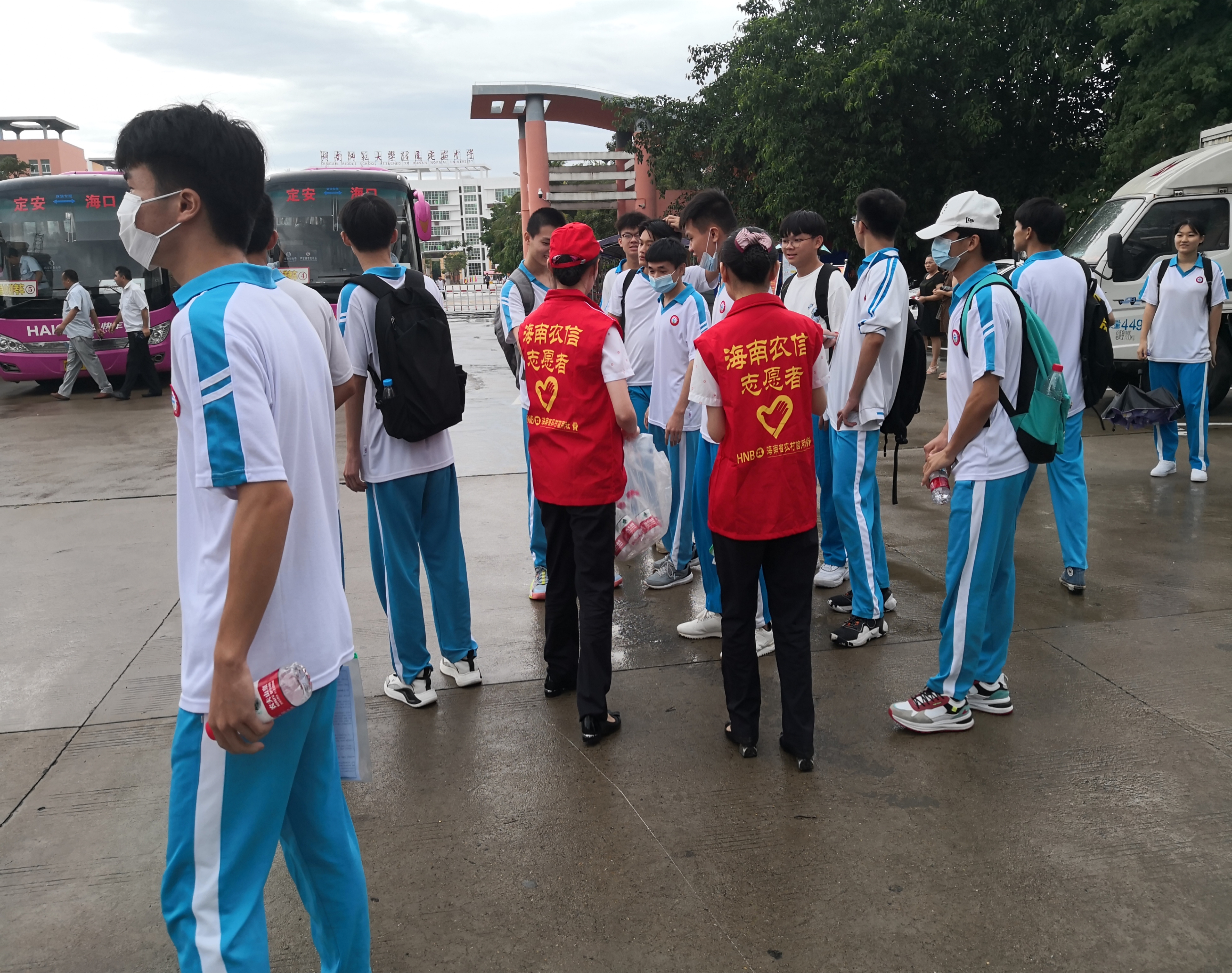 定安聯社組織開展“我為群眾辦實事”愛心助考活動