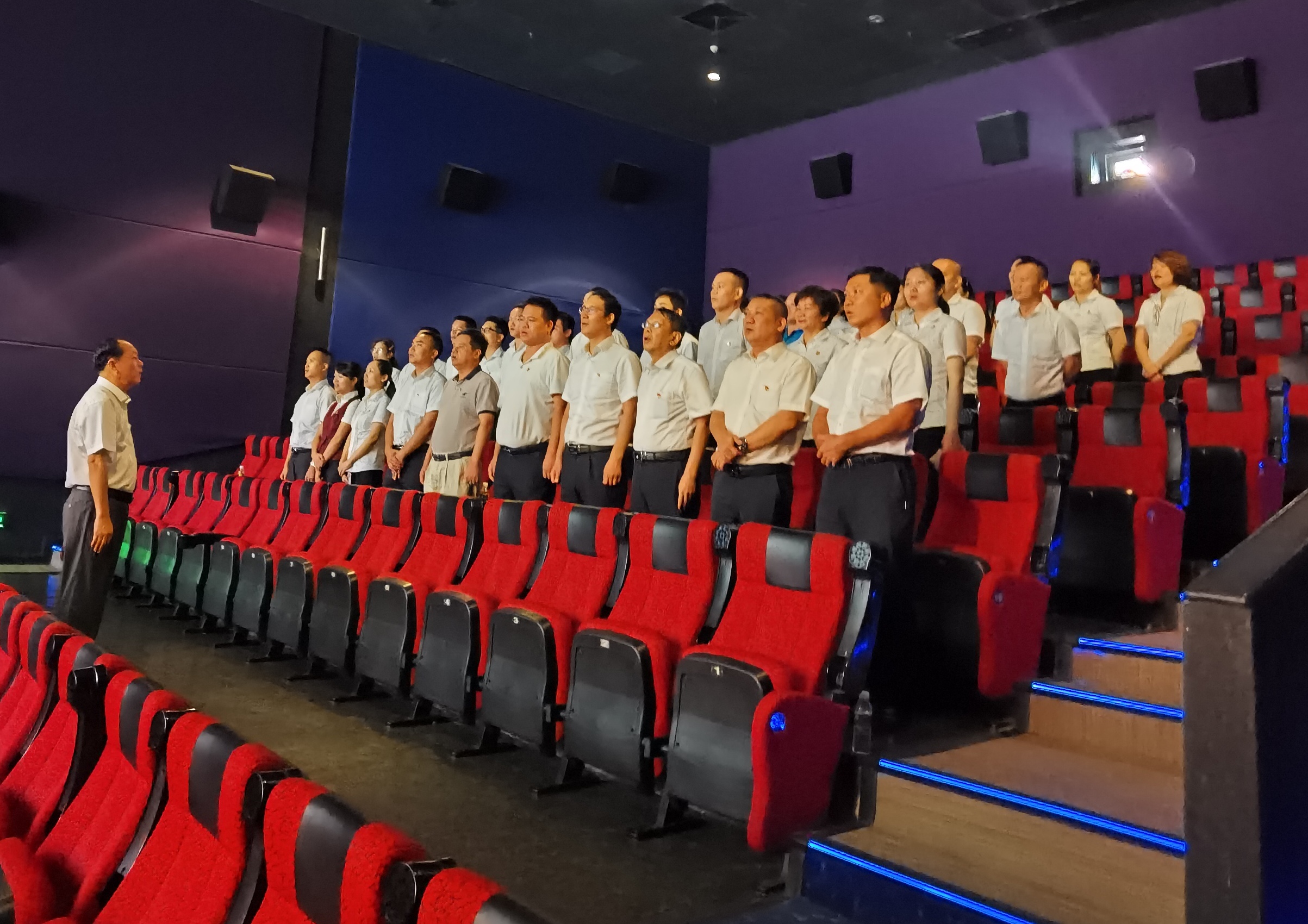 屯昌農(nóng)商銀行開展“觀影學(xué)黨史 心里有話對黨說”主題活動(dòng)