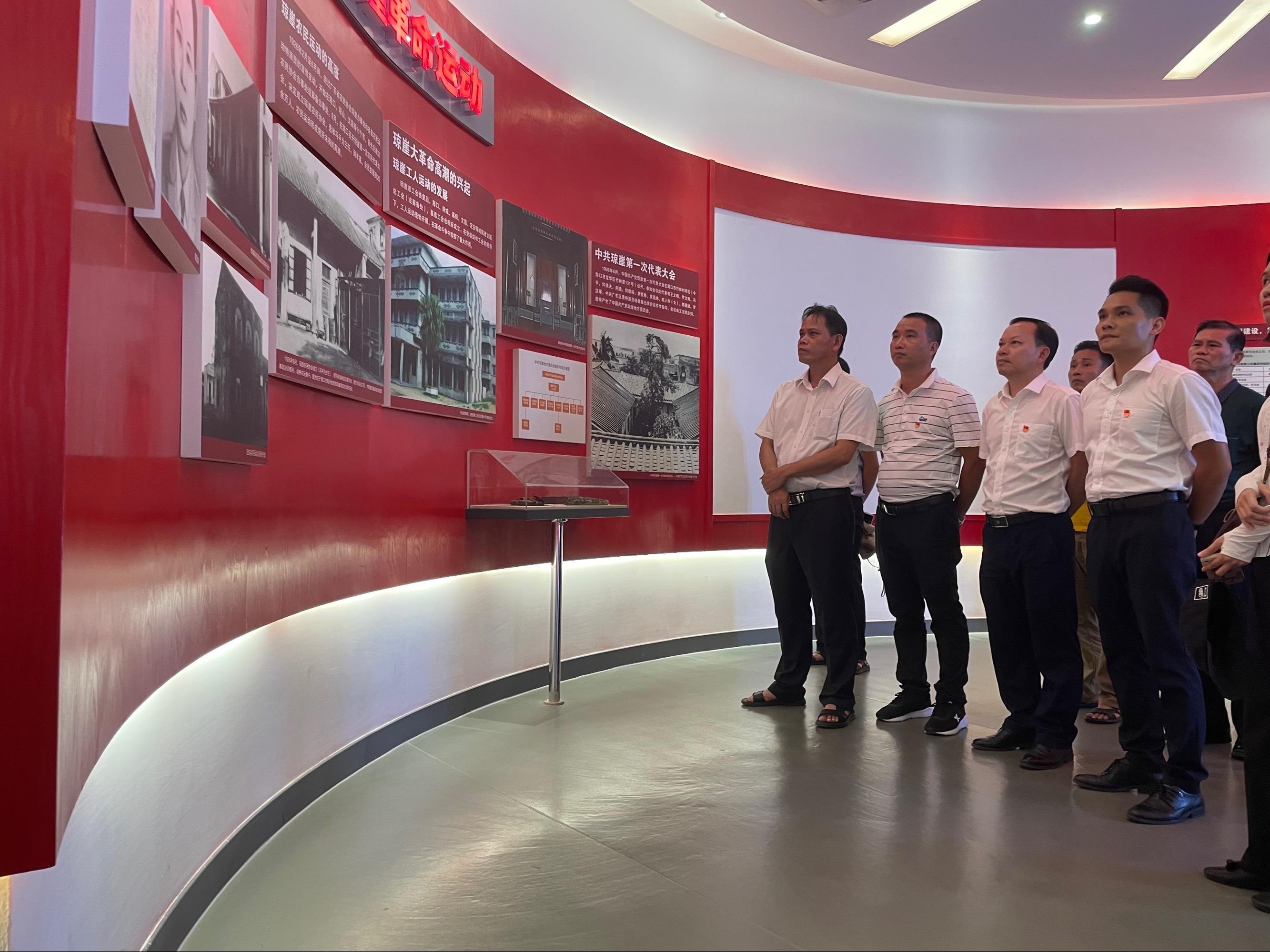 臨高農(nóng)商銀行營業(yè)部黨支部聯(lián)合臨高縣社保服務中心黨支部開展“重走烽火路，薪火永相傳”主題黨日活動