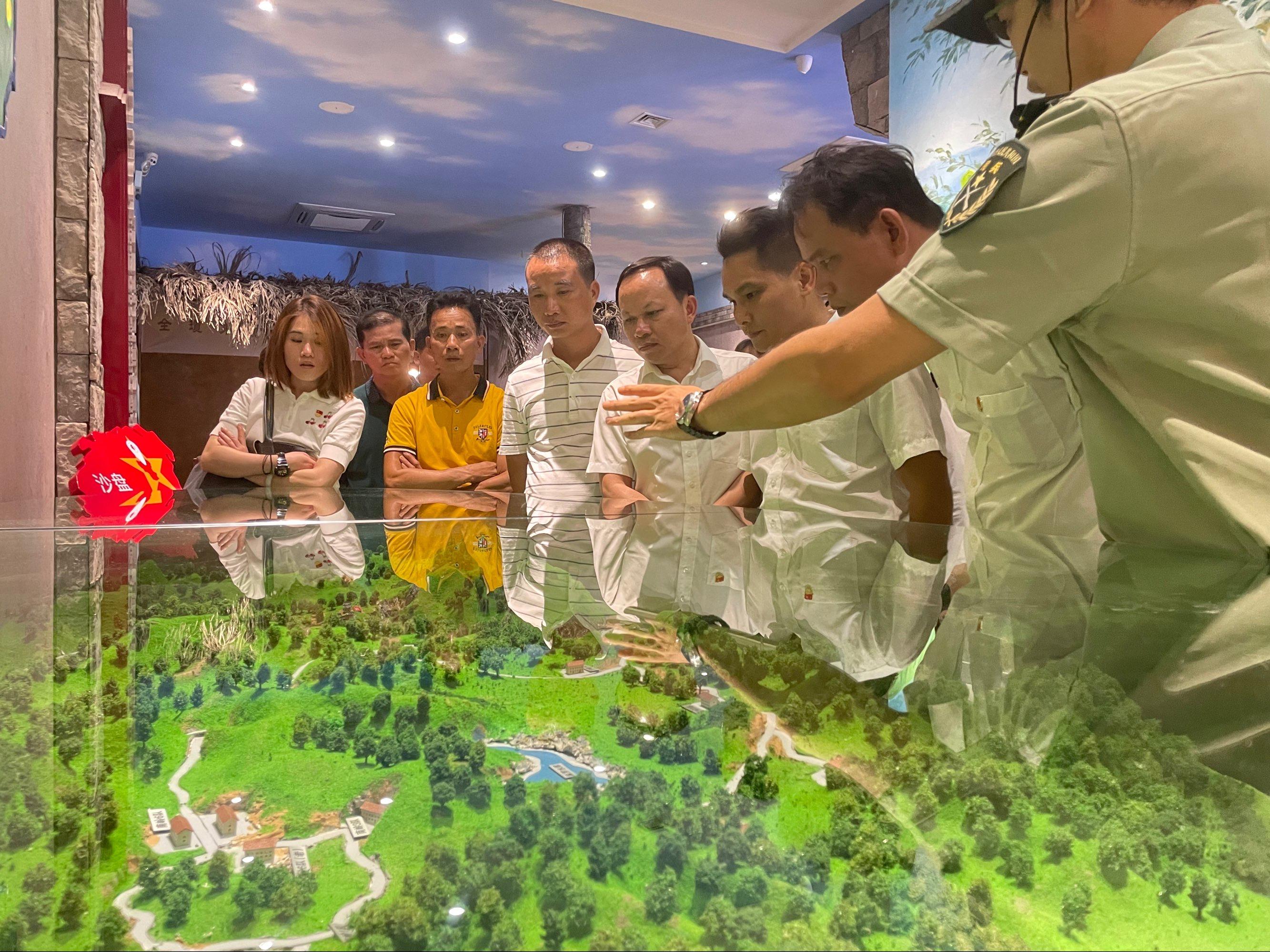 臨高農(nóng)商銀行營業(yè)部黨支部聯(lián)合臨高縣社保服務中心黨支部開展“重走烽火路，薪火永相傳”主題黨日活動