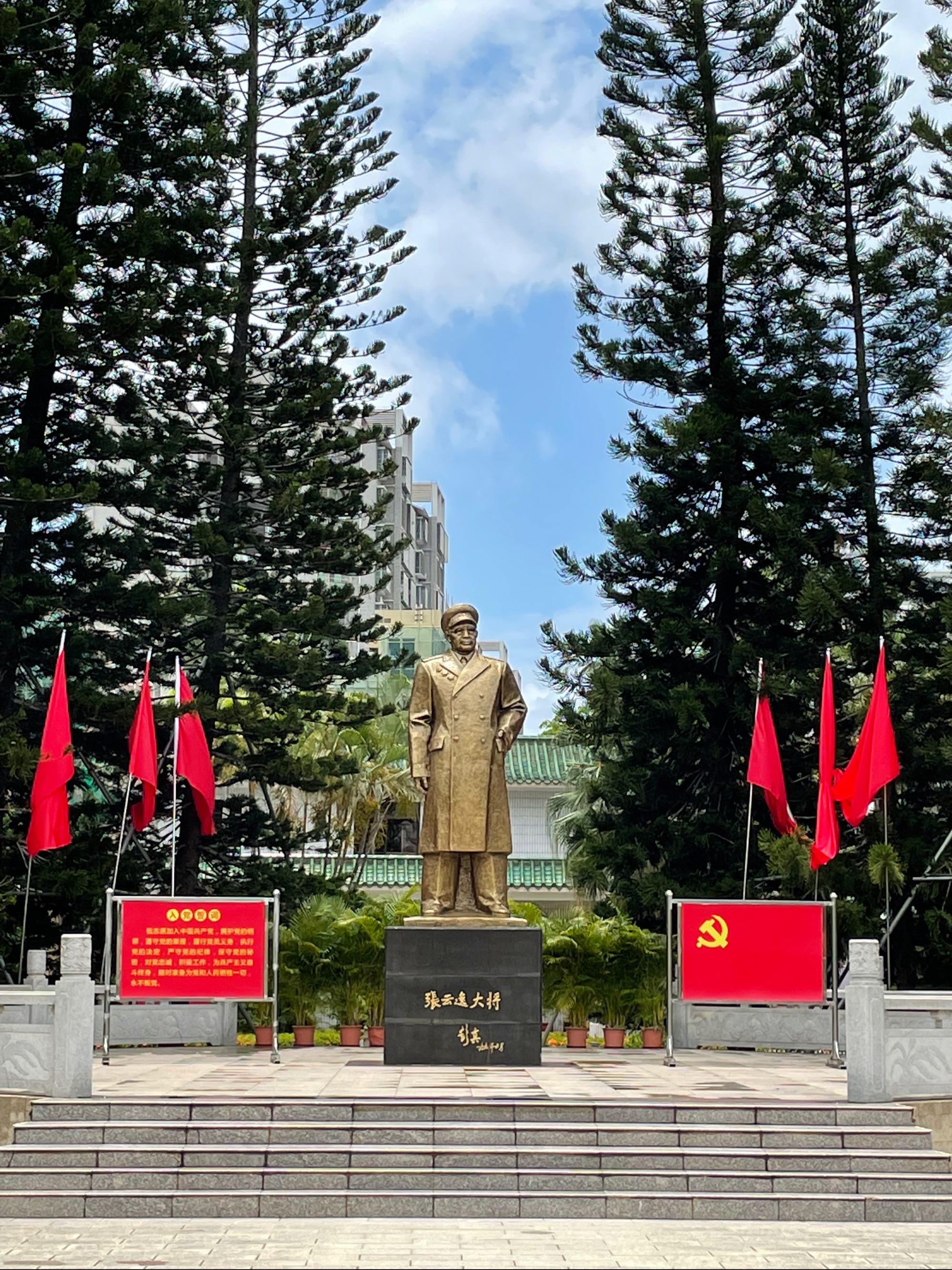 臨高農(nóng)商銀行營業(yè)部黨支部聯(lián)合臨高縣社保服務中心黨支部開展“重走烽火路，薪火永相傳”主題黨日活動