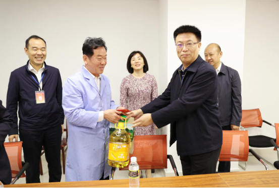 省聯(lián)社黨委副書記、主任劉政權(quán)節(jié)前走訪慰問老黨員和困難職工