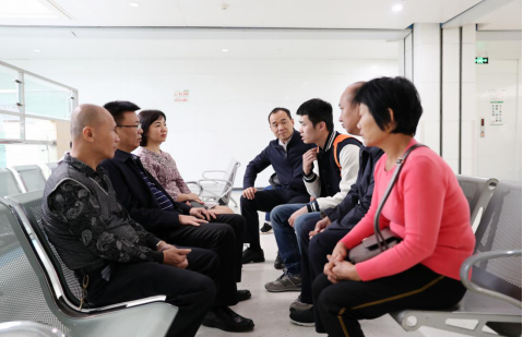 省聯(lián)社黨委副書記、主任劉政權(quán)節(jié)前走訪慰問老黨員和困難職工