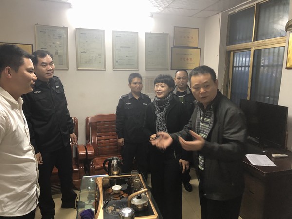 省聯(lián)社工會主席嚴輝一行到儋州聯(lián)社慰問困難職工