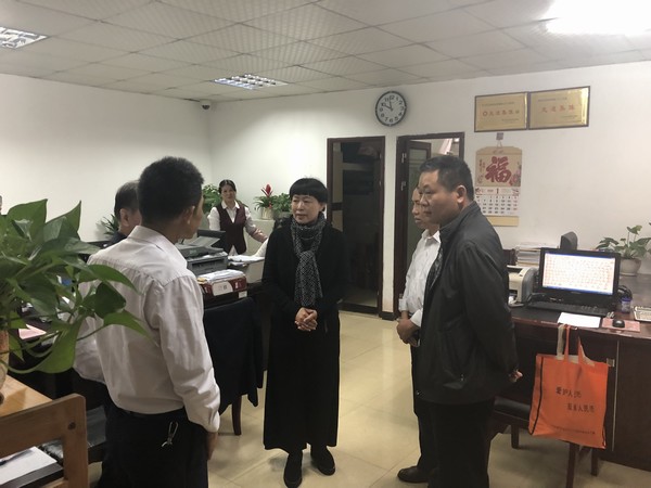 省聯(lián)社工會主席嚴輝一行到儋州聯(lián)社慰問困難職工