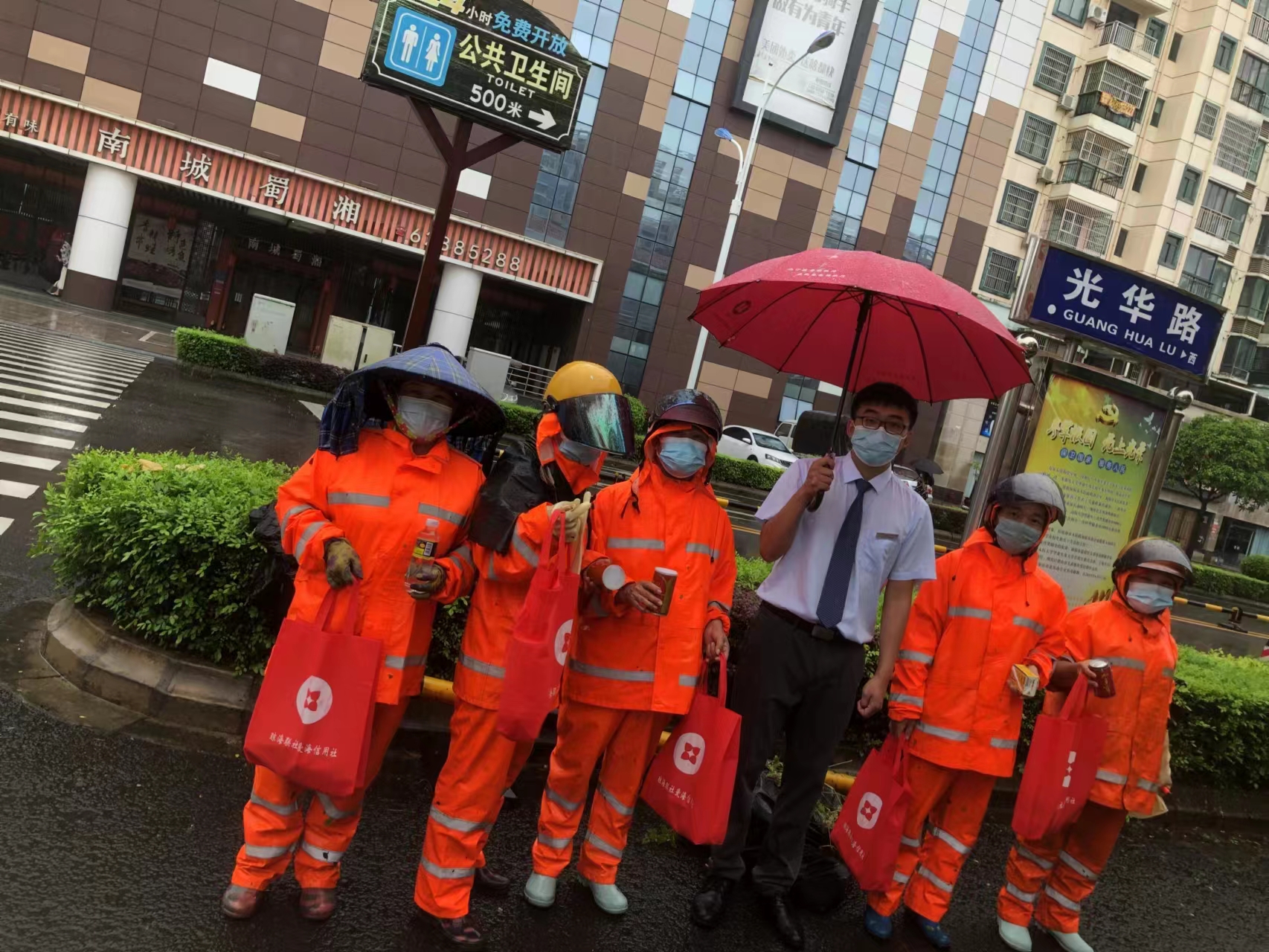 瓊海聯(lián)社積極開展為抗疫期間堅持崗位的戶外勞動者送清涼活動