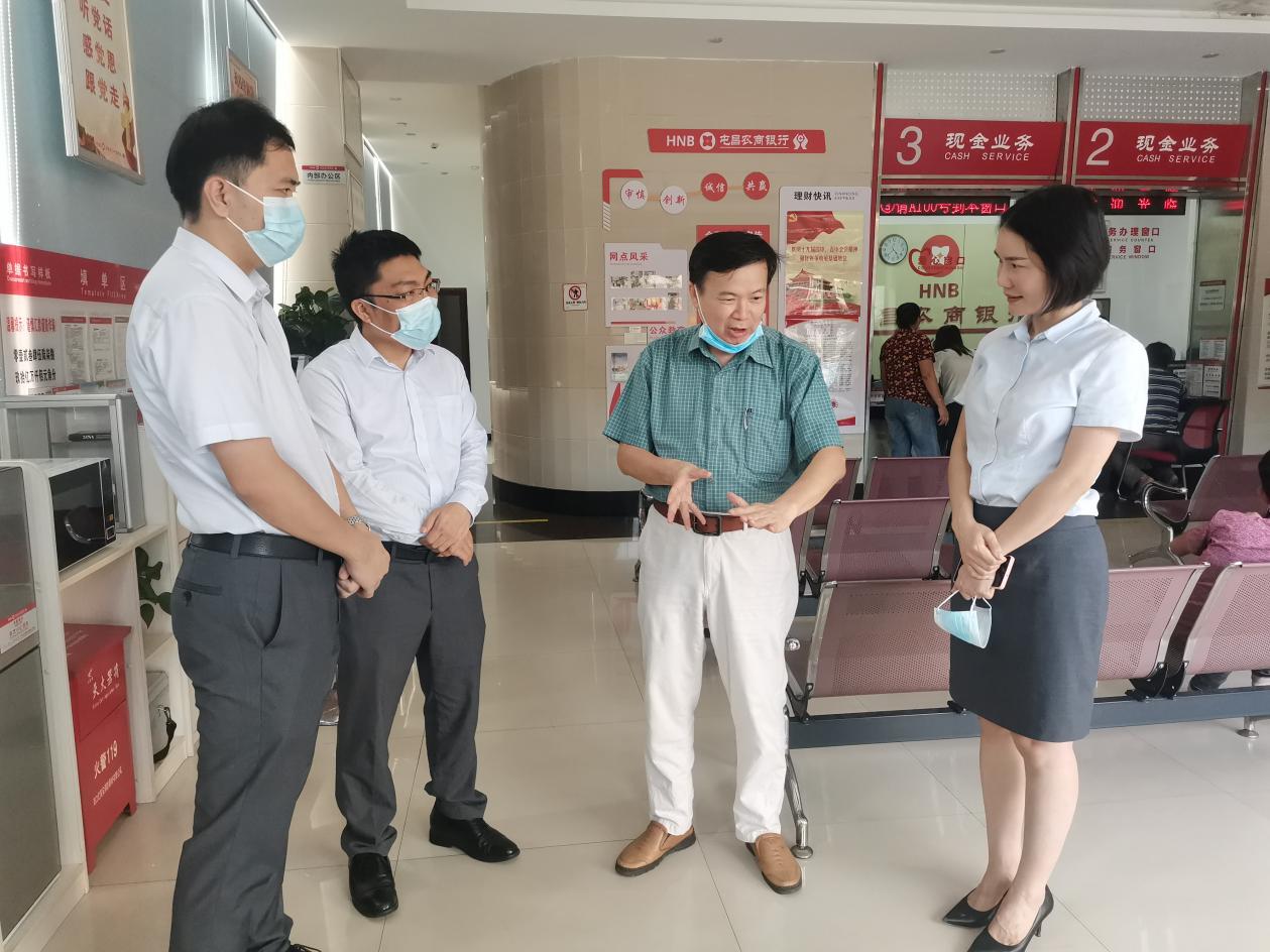 省財貿(mào)煙草旅游工會三級調(diào)研員、經(jīng)審委主任周才欽帶隊走訪調(diào)研屯昌農(nóng)商銀行戶外勞動者服務(wù)站建設(shè)運(yùn)行情況