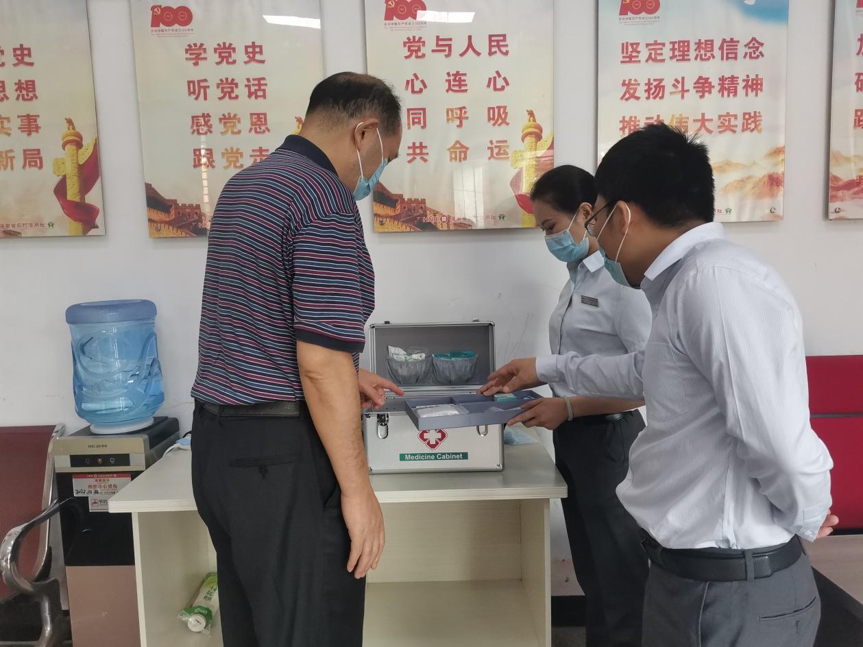 省財貿(mào)煙草旅游工會三級調(diào)研員、經(jīng)審委主任周才欽帶隊走訪調(diào)研屯昌農(nóng)商銀行戶外勞動者服務(wù)站建設(shè)運(yùn)行情況