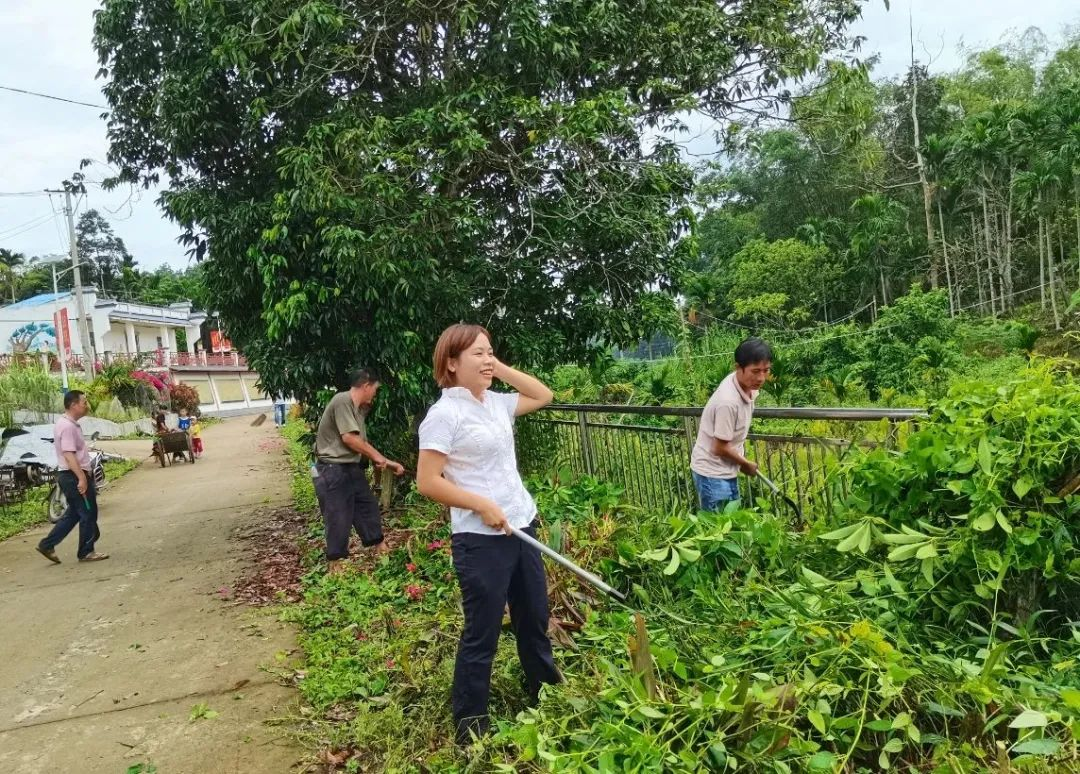 鐘春靈：盛開在黎寨里的紅三角梅