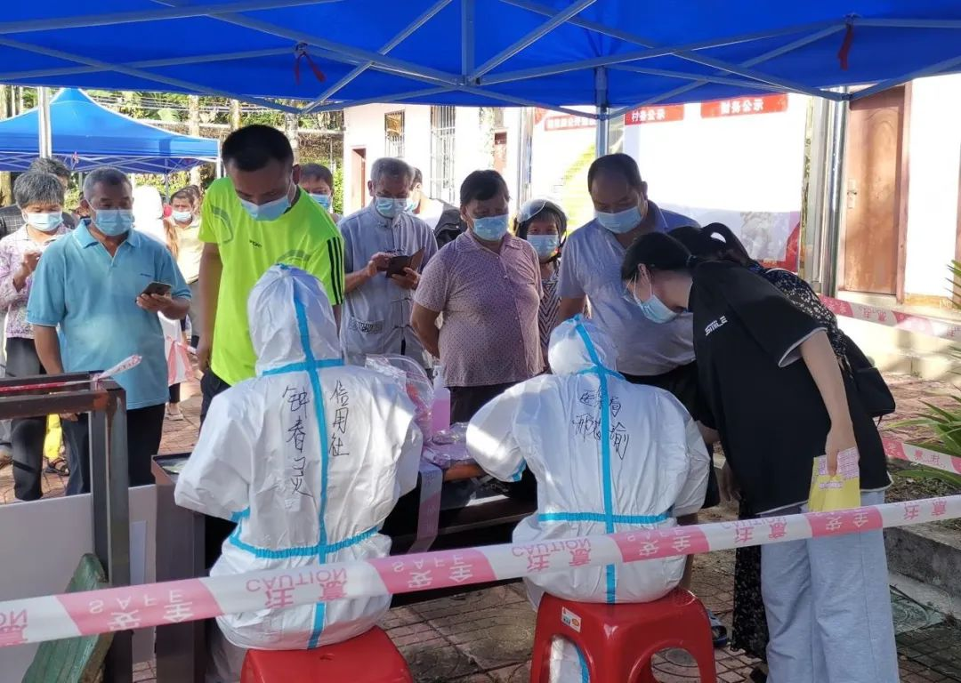 鐘春靈：盛開在黎寨里的紅三角梅