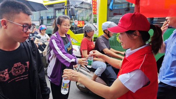 助力高考，我們?cè)谛袆?dòng)｜儋州農(nóng)信社開展愛心助考志愿服務(wù)