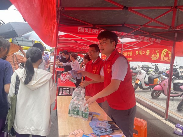 助力高考，我們?cè)谛袆?dòng)｜儋州農(nóng)信社開展愛心助考志愿服務(wù)