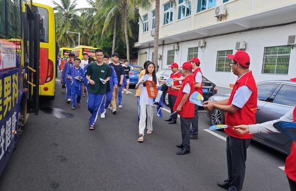 助力高考，我們?cè)谛袆?dòng)｜儋州農(nóng)信社開展愛心助考志愿服務(wù)