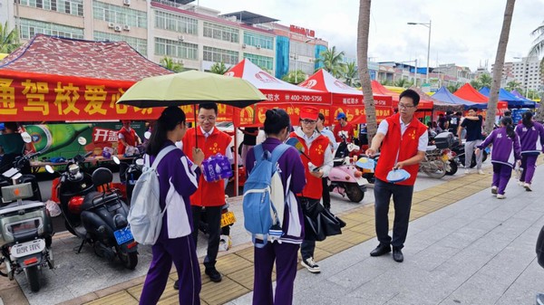 助力高考，我們?cè)谛袆?dòng)｜儋州農(nóng)信社開展愛心助考志愿服務(wù)