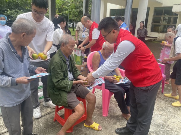 儋州農(nóng)信社聯(lián)合儋州市一創(chuàng)兩建工作指揮部開展“敬老月”活動