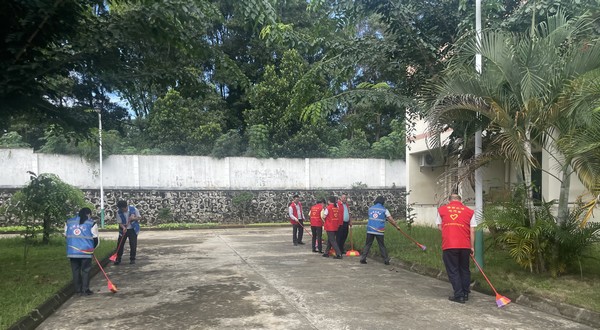 儋州農(nóng)信社聯(lián)合儋州市一創(chuàng)兩建工作指揮部開展“敬老月”活動