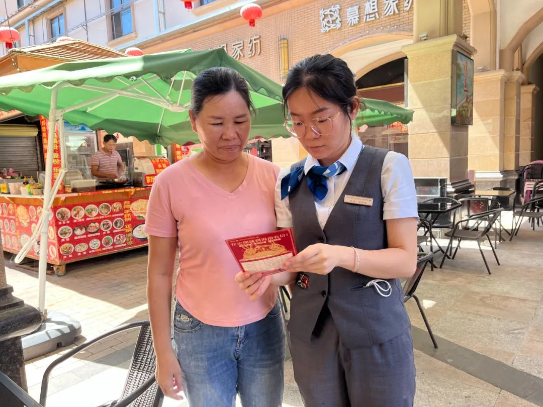 黃俏菱：三尺柜臺(tái)寫(xiě)春秋 巾幗可不讓須眉