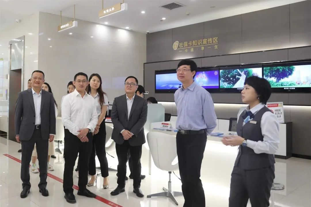 人社部社保中心黨委書(shū)記、主任翟燕立到省農(nóng)信社調(diào)研社保醫(yī)保便民服務(wù)站工作