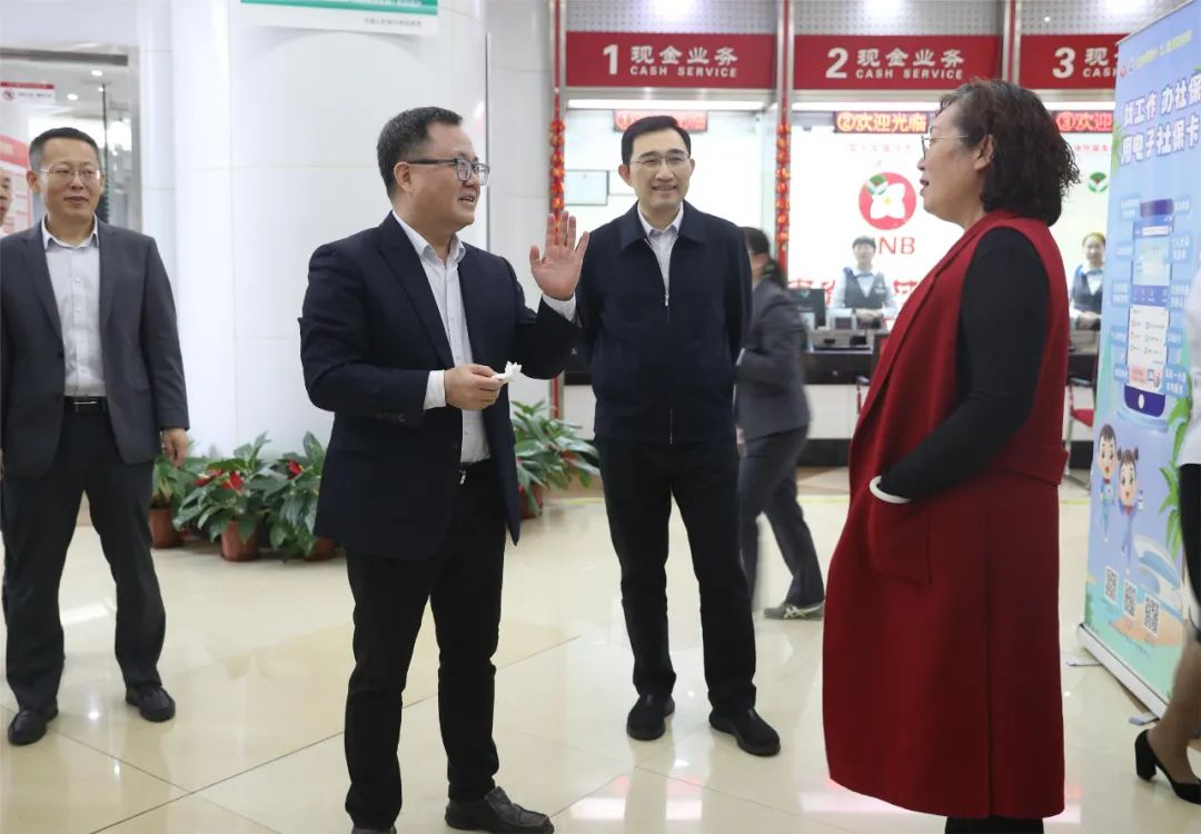 年終決算日：省聯(lián)社黨委書記李曉剛帶隊看望慰問堅守一線的干部員工