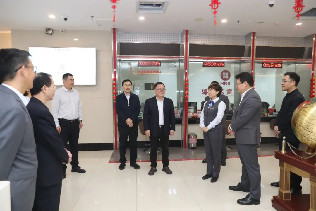 年終決算日：省聯(lián)社黨委書記李曉剛帶隊看望慰問堅守一線的干部員工