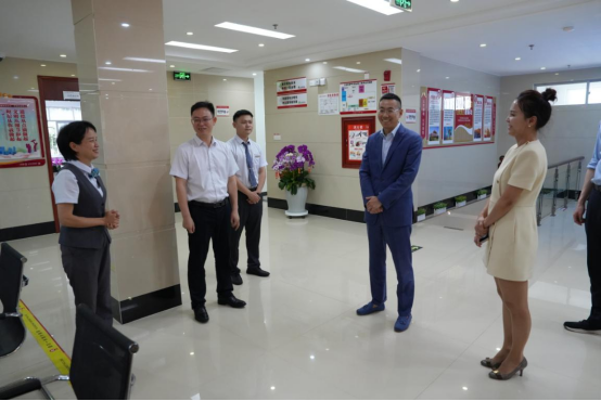 陳維到三亞農(nóng)商銀行開展走訪慰問并調(diào)研安全生產(chǎn)工作