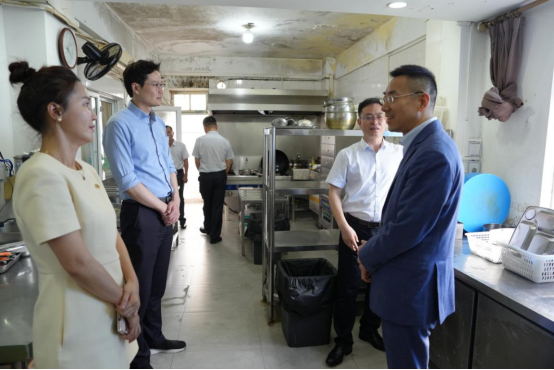 陳維到三亞農(nóng)商銀行開展走訪慰問并調(diào)研安全生產(chǎn)工作