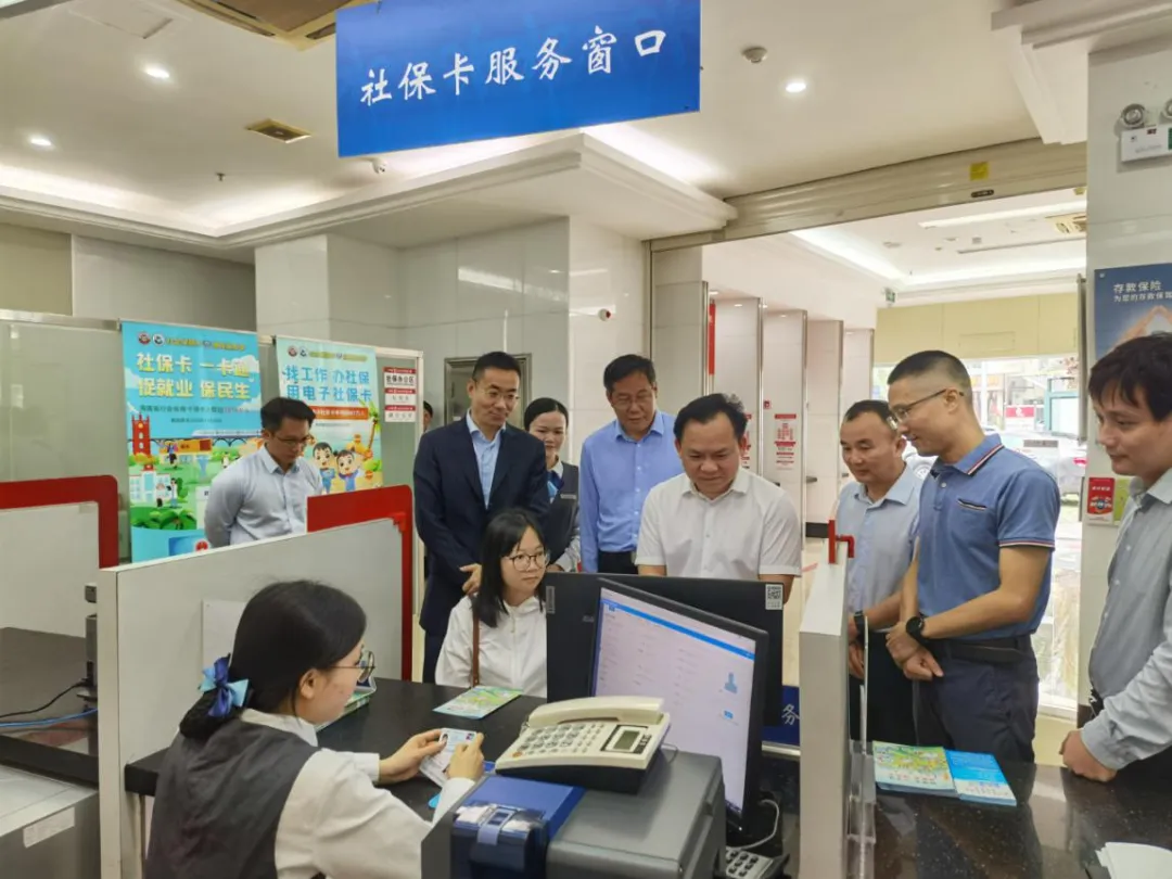 省人社廳廳長(zhǎng)李鋒開展“我陪群眾走流程”活動(dòng) 陳維陪同并調(diào)研基層網(wǎng)點(diǎn)和社?？I(yè)務(wù)